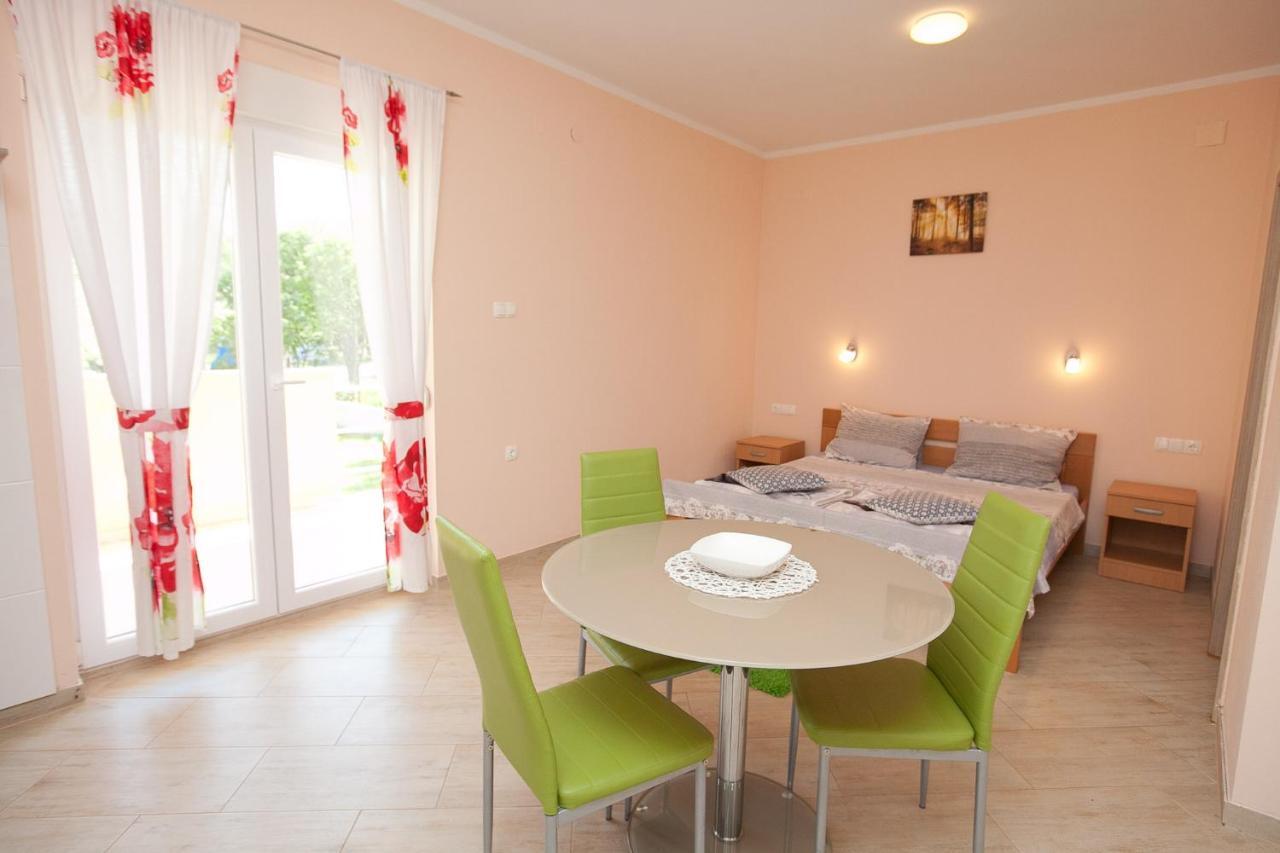 Apartmani Lea Starigrad Paklenica Exterior photo
