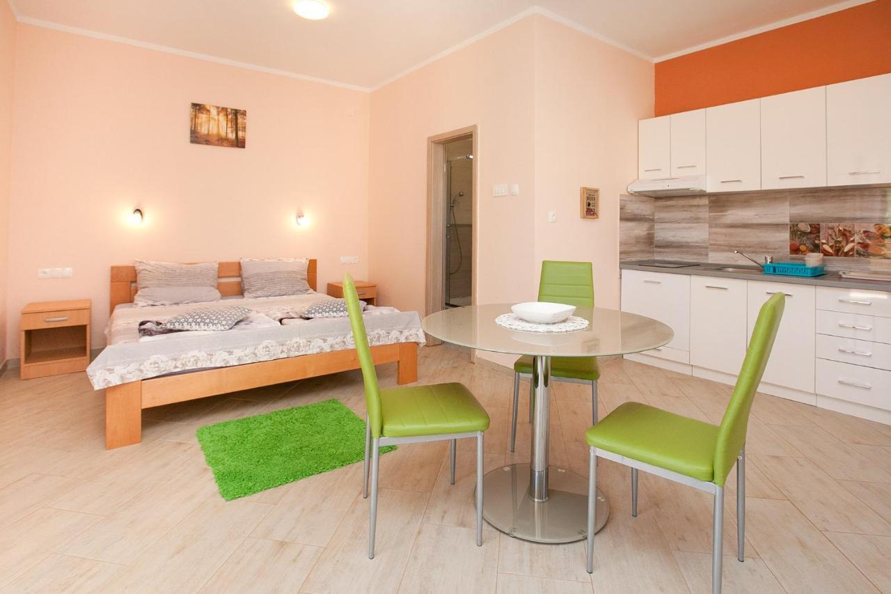 Apartmani Lea Starigrad Paklenica Exterior photo