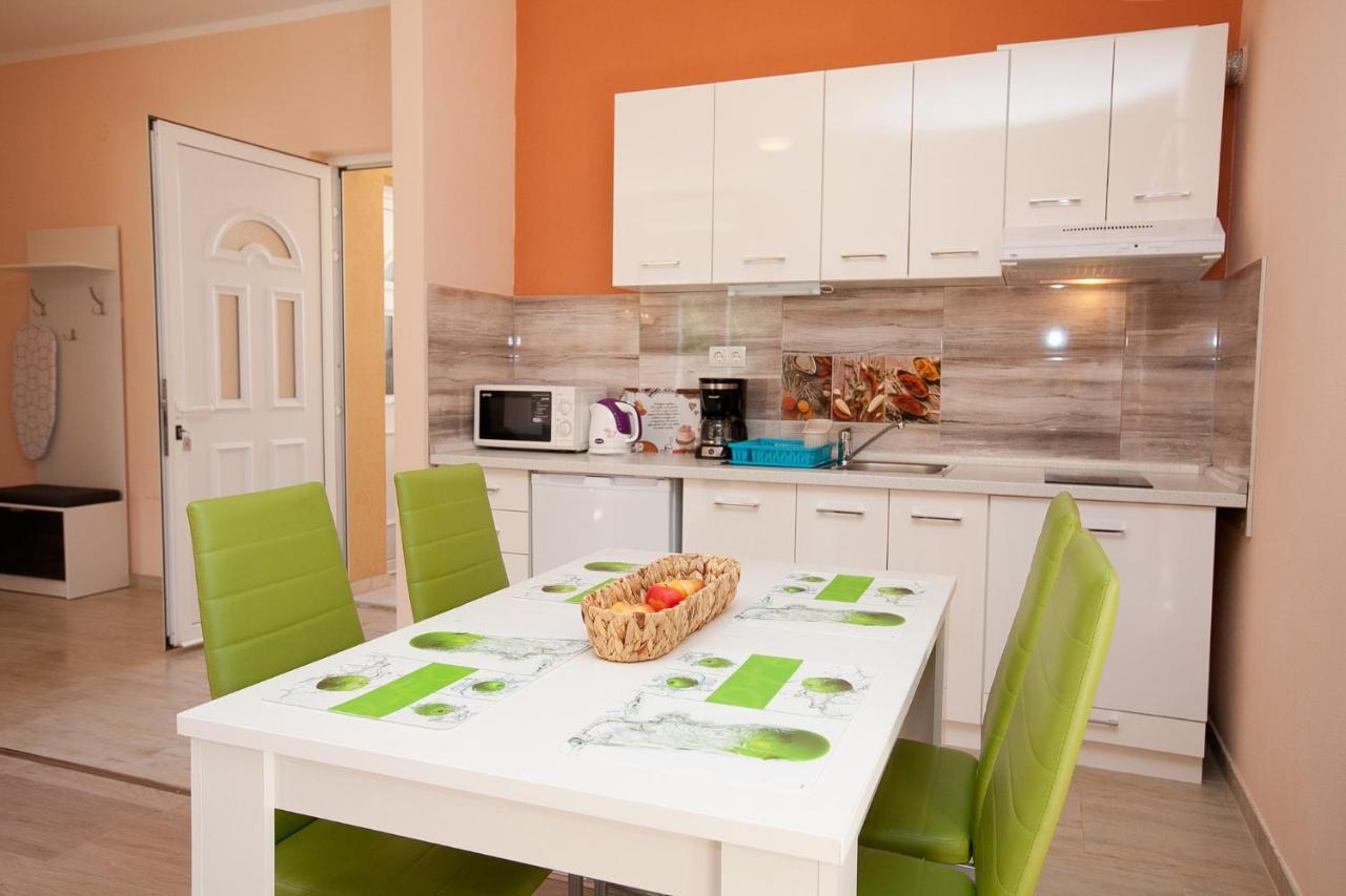 Apartmani Lea Starigrad Paklenica Exterior photo